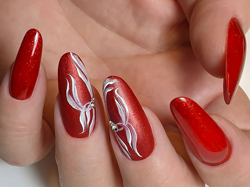 Nail art mania - Gioia Del Zotto:Intrecci preziosi e rosso microglitterato