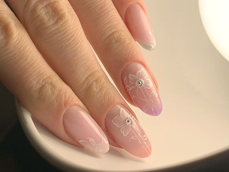Idee Nail Art - Fiorenza Pecci: Sinuosi fiori bianchi