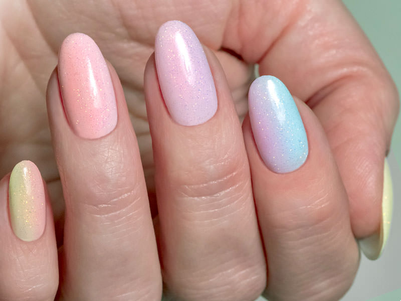 Nail art mania - Kateryna Bandrovska: Sfumature delicate e glitterate