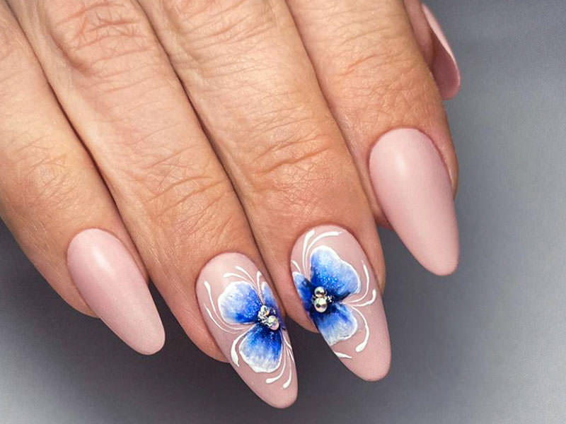 Nuove tendenze Nail art - Antonia Minervini: Totale nude & fiori