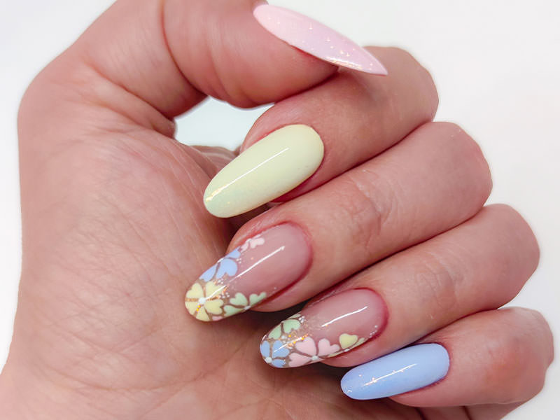 Nail art estive - Kateryna Bandrovska: French fiorito
