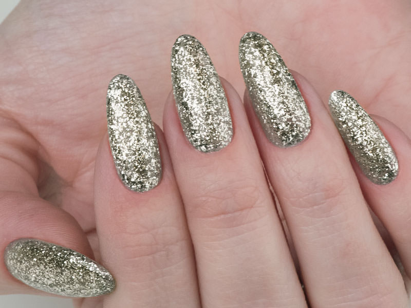 Nail art natalizie: Kateryna Bandrovska - Scintillio in oro