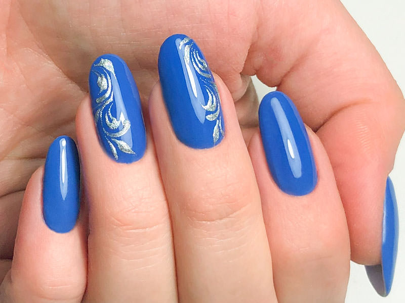 Nail art mania - Giulia Paladino: Eleganza e semplicità in blu