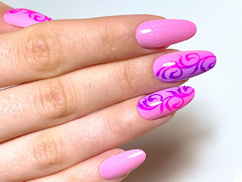 Nail Art Primaverili - Gioia Del Zotto: Decorazione su fondo rosa & viola