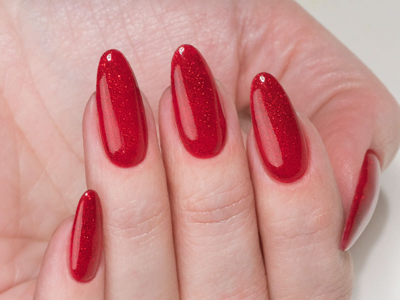 Nail art natalizie: Kateryna Bandrovska - Scintillio in rosso