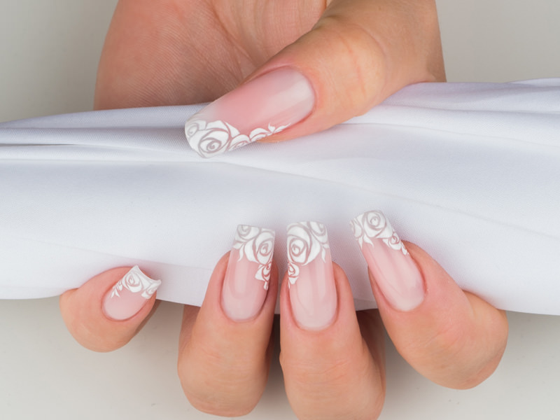 corso decorazione unghie eleganti rose bianche stilizzate sulla struttura sottile e naturale creata da gioia del zotto