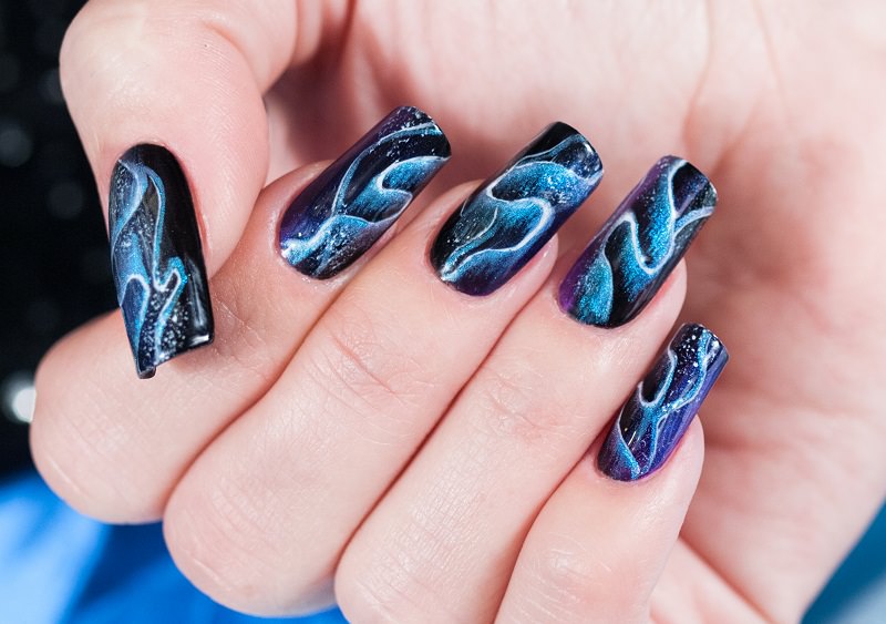 corso decorazione unghie kateryna bandrovska ha usato il blu iridescente e scie bianche per riprodurre aurora sulle unghie