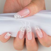 corso decorazione unghie eleganti rose bianche stilizzate sulla struttura sottile e naturale creata da gioia del zotto