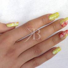 corso decorazione unghie shade solare decorata con margherite e volo di petali bianchi proposta da lorena chiarentin